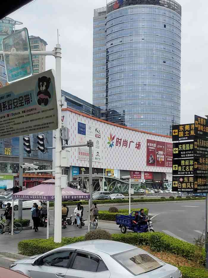 打分 东城区时代广场下的地铁站,确实方便.