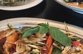Stir-Fried Prawns with Black Pepper and Basil
