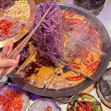 哇不是吧这么赛博朋克你确定这是火锅店？