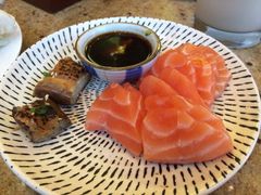 三文鱼刺身-松山湖凯悦酒店·Café自助餐厅·周末火舞秀表演