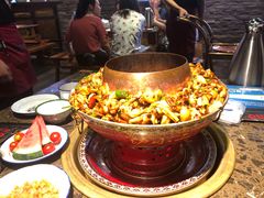-沪小二炭火蛙锅(淮海中路美食不夜城店)