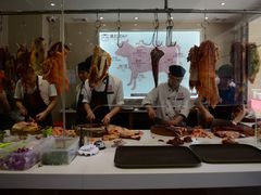 2、厨师正在为我们准备各式牛肉的部位。你看这牛肉的各个部位有多少。-陈记顺和潮汕牛肉火锅(番禺迎宾大道店)