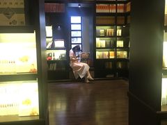 -钟书阁(松江泰晤士小镇店)