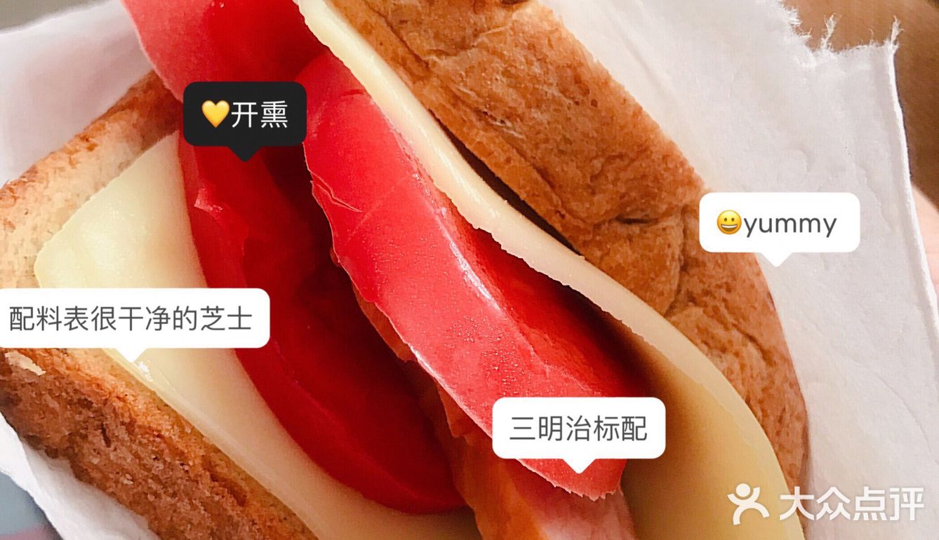 晚上一个全麦餐包，鸡胸肉，香菇油菜