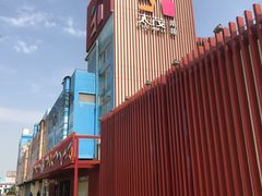 -家乐福南翔店停车场