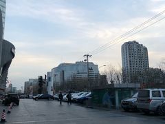 -枫蓝国际购物中心-地面停车场