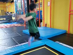 -爱蹦iBOON蹦床运动馆(江汉店)