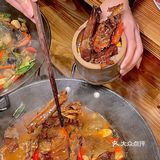 杭州这家店吃饭居然不用桌子，绝了！