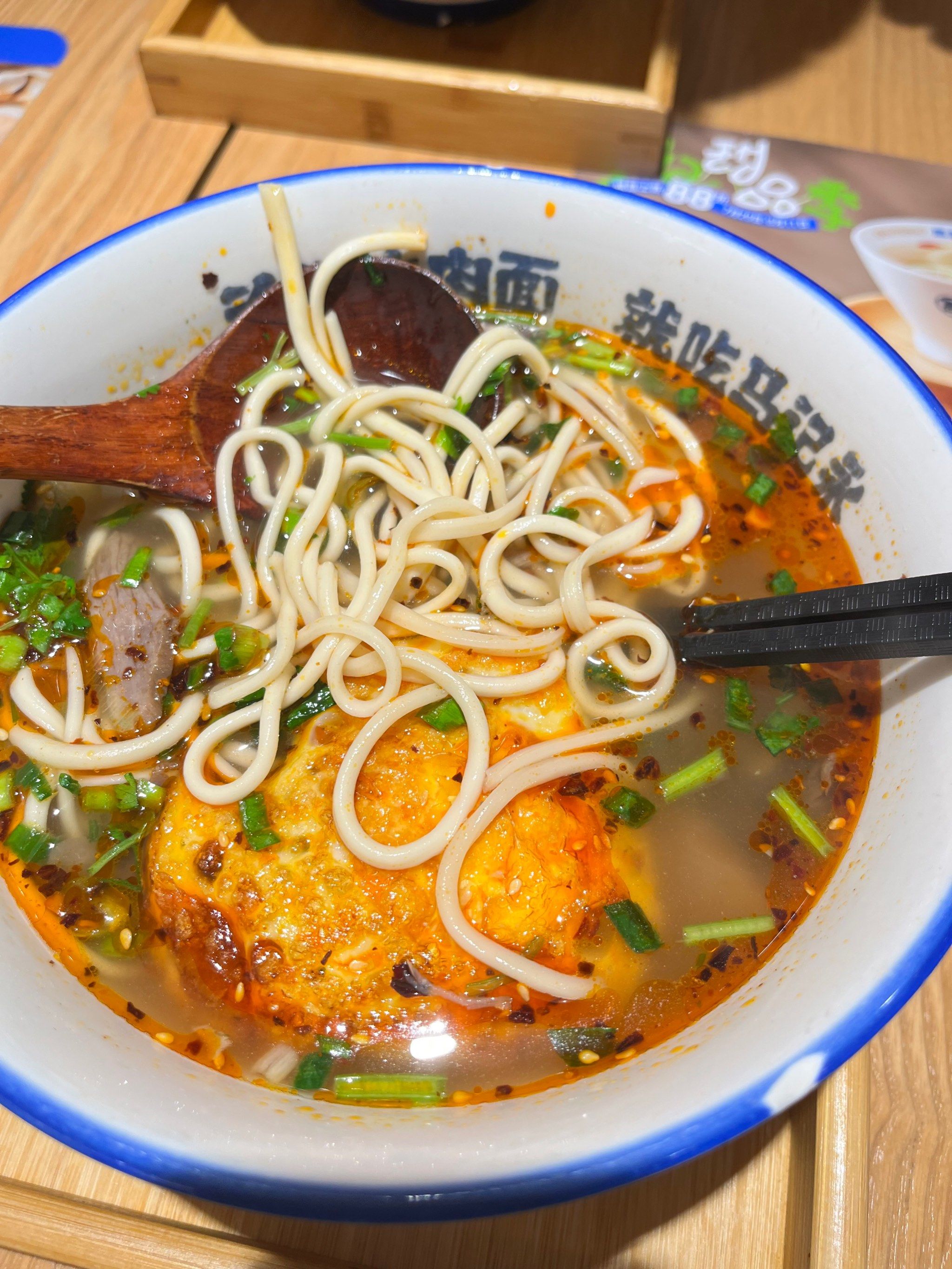 支持微信扫码下单还是很方便快捷的.面的价格还可以,略高不过很值吧.