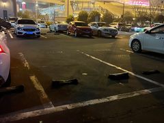 -奥特莱斯停车场