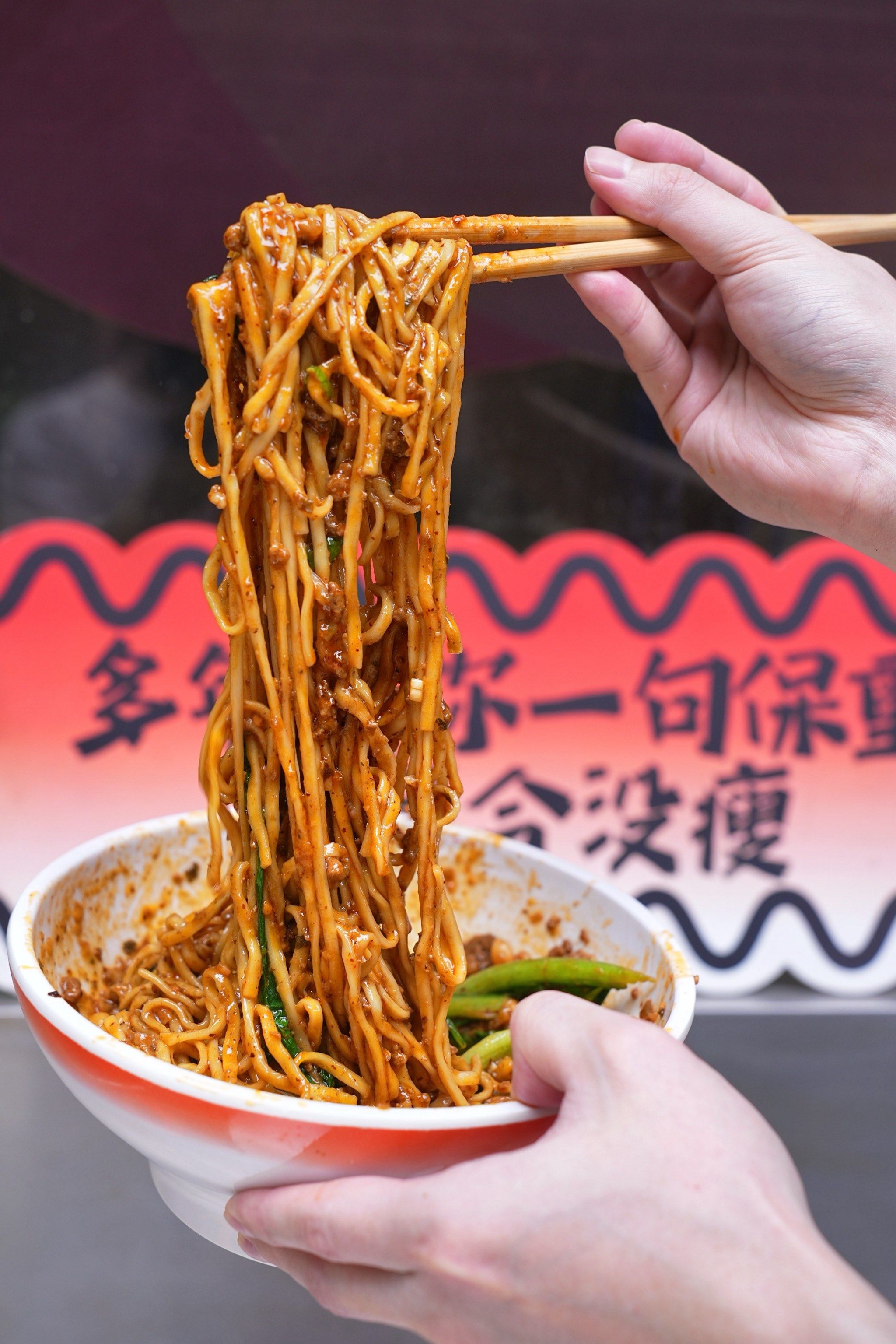 n
986993 服务热情,点餐推荐的干馏豌杂面和精品无双面都超