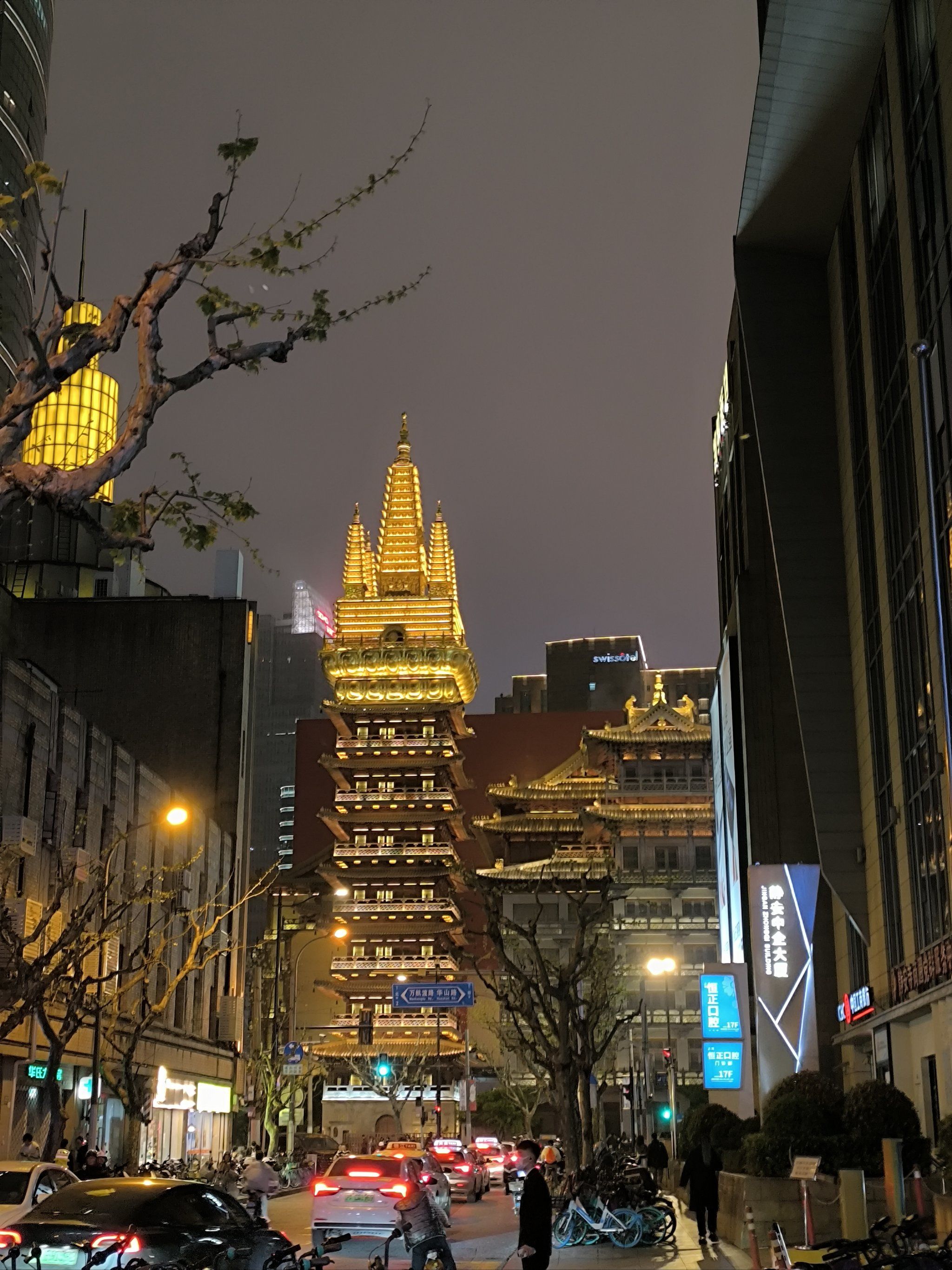 夜幕下的静安寺金碧辉煌