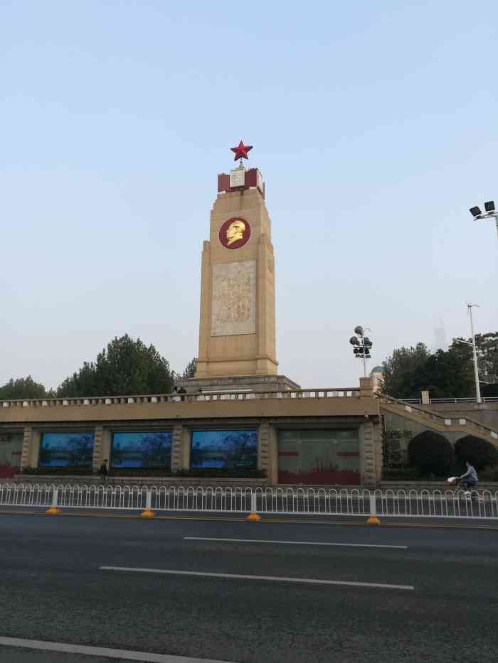 抗洪纪念碑-"这是我和朋友几个人逛江滩的时候碰上的,就.