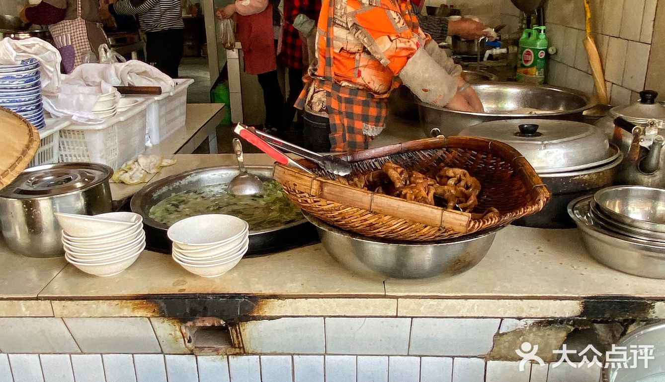 乡镇卡卡里的老馆子，11点就像吃酒一样，人均25吃饱