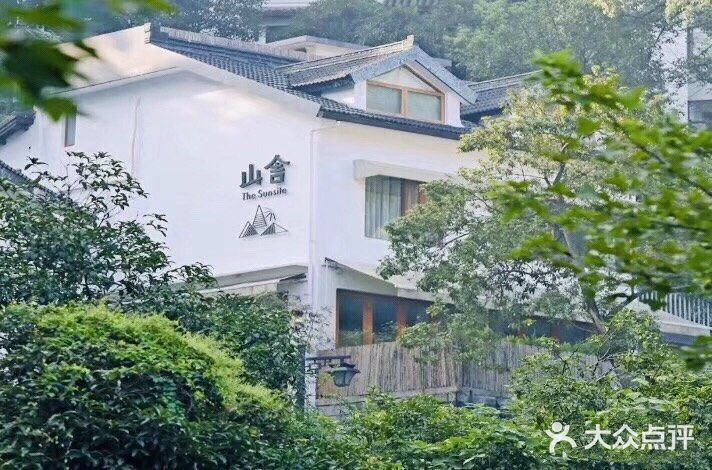 夜有一叶，日有一餐，足。此逍遥情人间少见。浮生可诗猫乎