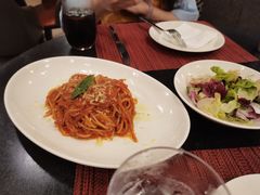 经典意大利细面配蒜味番茄酱-WOLFGANG PUCK KITCHEN & BAR(迪士尼小镇店)