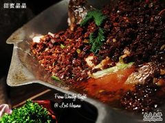 .盘子下还有小火煨着。-花马天堂云南餐厅 Lost Heaven(高邮路店)