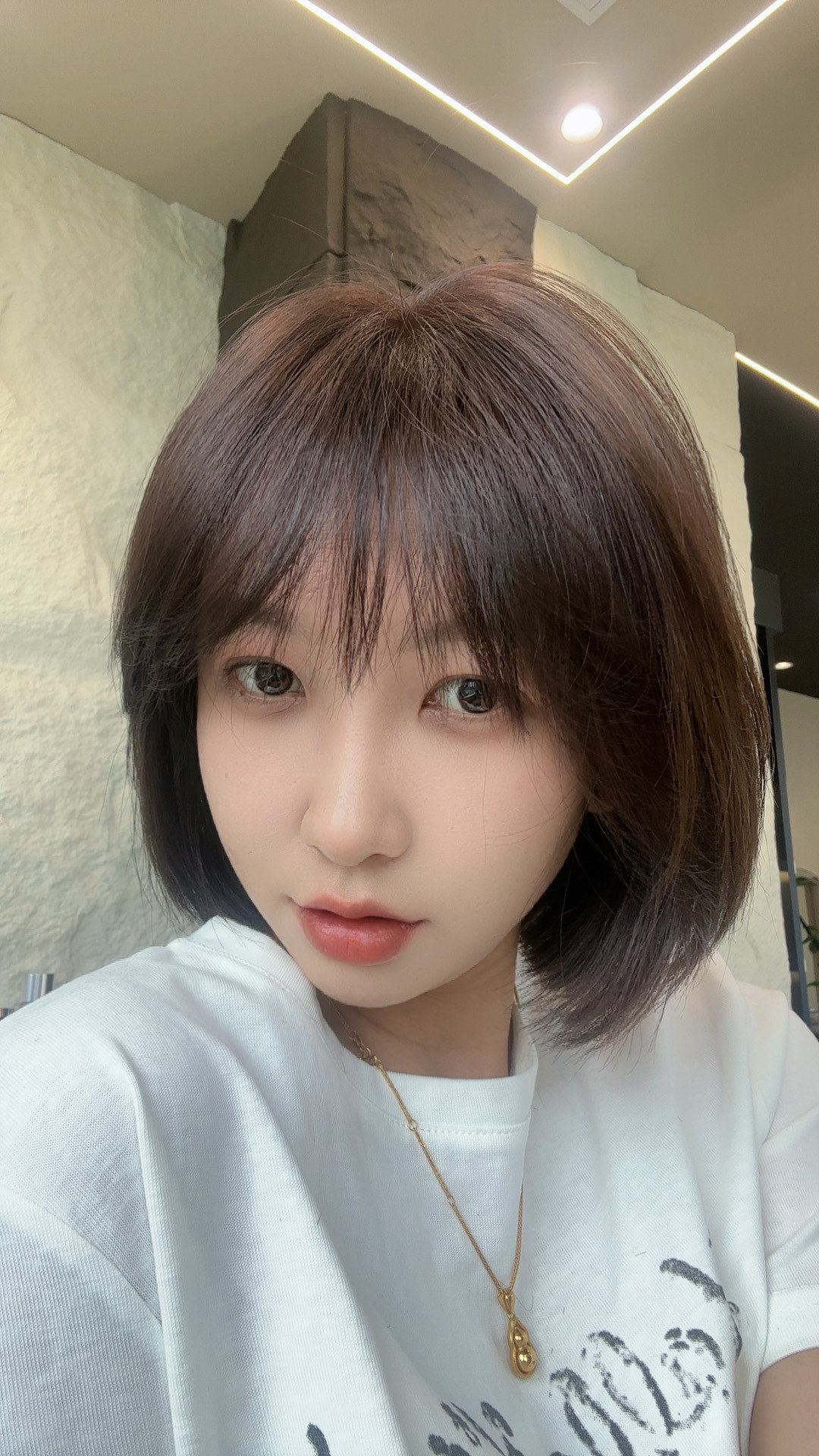 短发染黑茶色也太显白了吧!