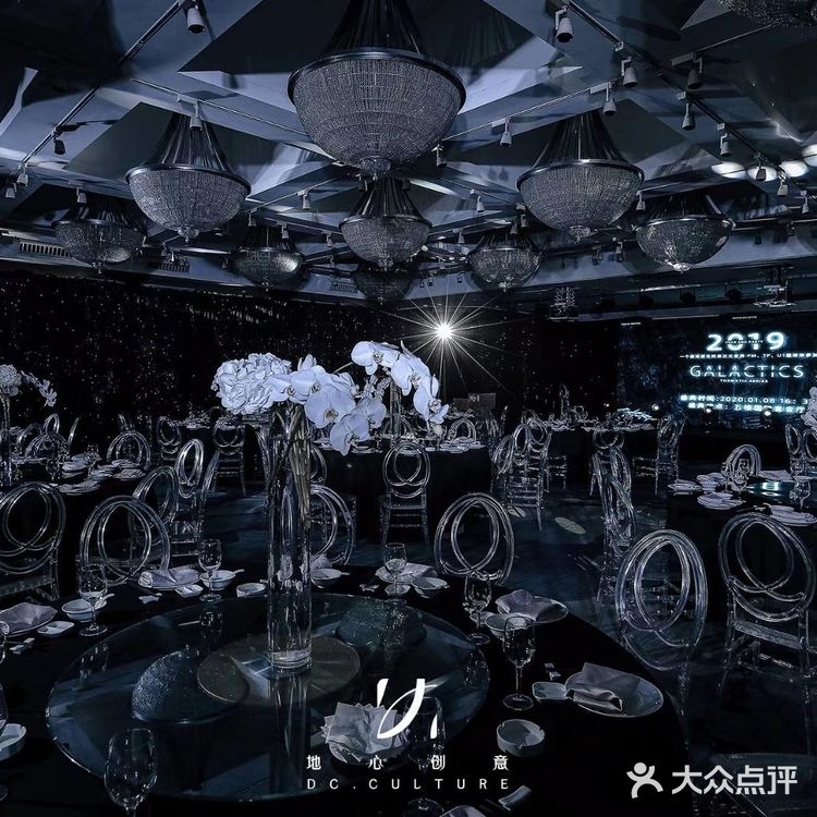 暗色系宇宙星辰主题年会布置 重在营造氛围感