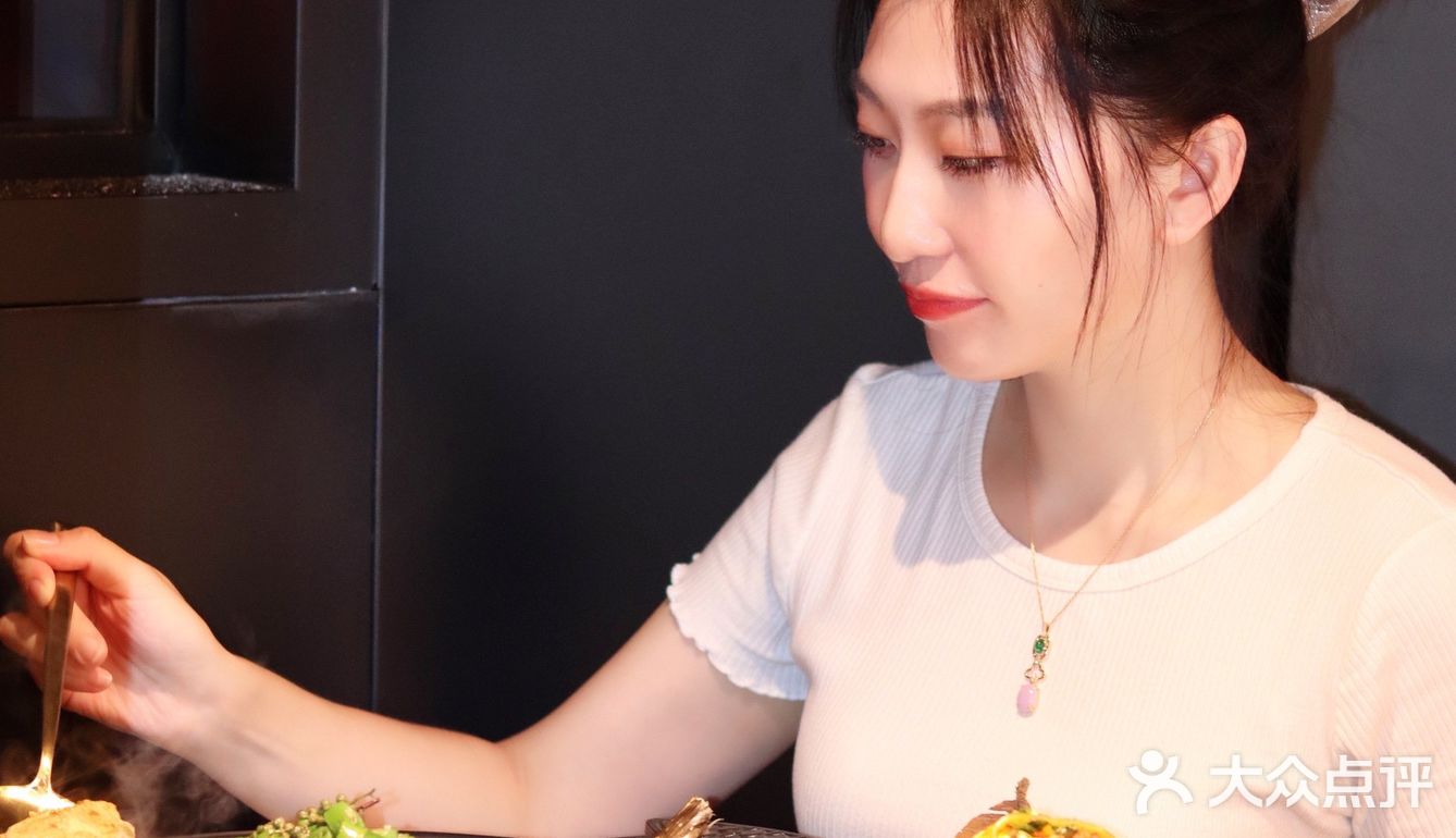深圳探店丨烤鱼变“潮”了！1700+种搭配冰粉自