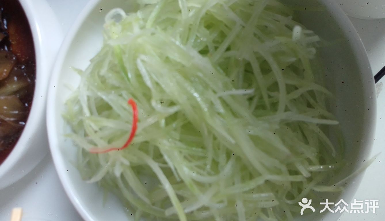 店里的客人不少,老板很热情。虽然只是家面馆