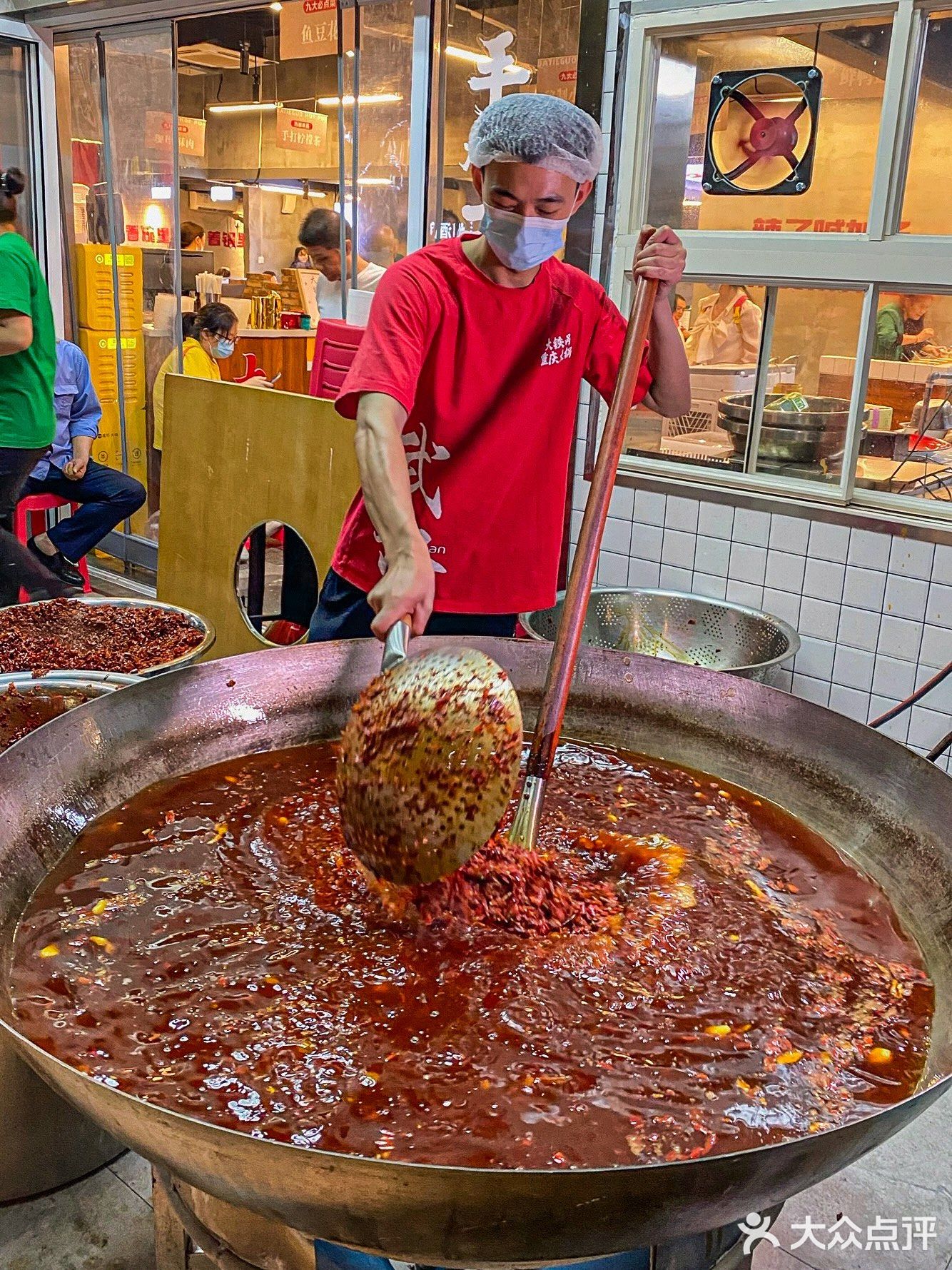 惊了！在武汉亲眼看见大锅火锅底料现炒！香昏