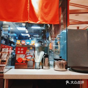 走进味千拉面，首先映入眼帘的是那宽敞明亮的环境和整洁