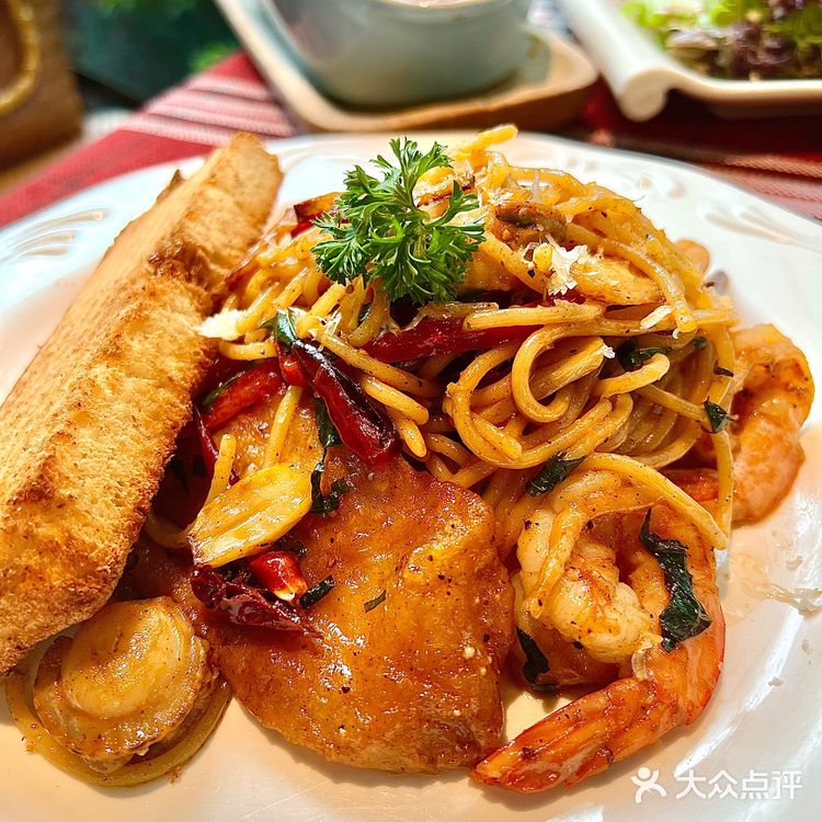 昆明‼️这是我藏了十年的西餐厅，披萨绝绝子👍