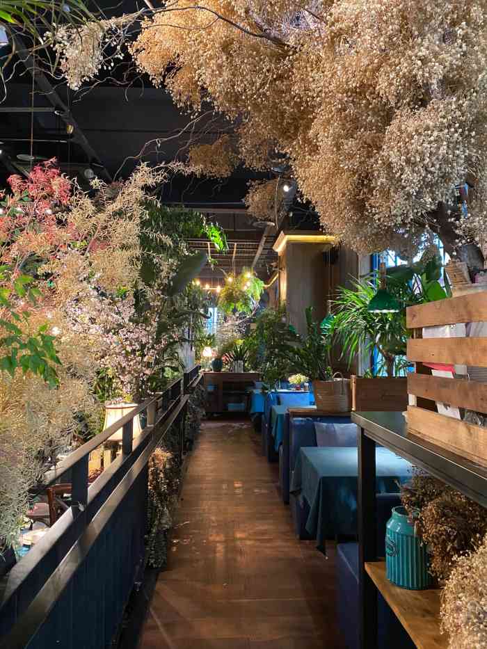 猛虎玫瑰61鲜花西餐厅(鎏嘉码头店)-"#鲜花包围的爱乐之城# 最近