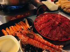 安格斯牛肉-鲜入围煮花胶鸡海鲜火锅