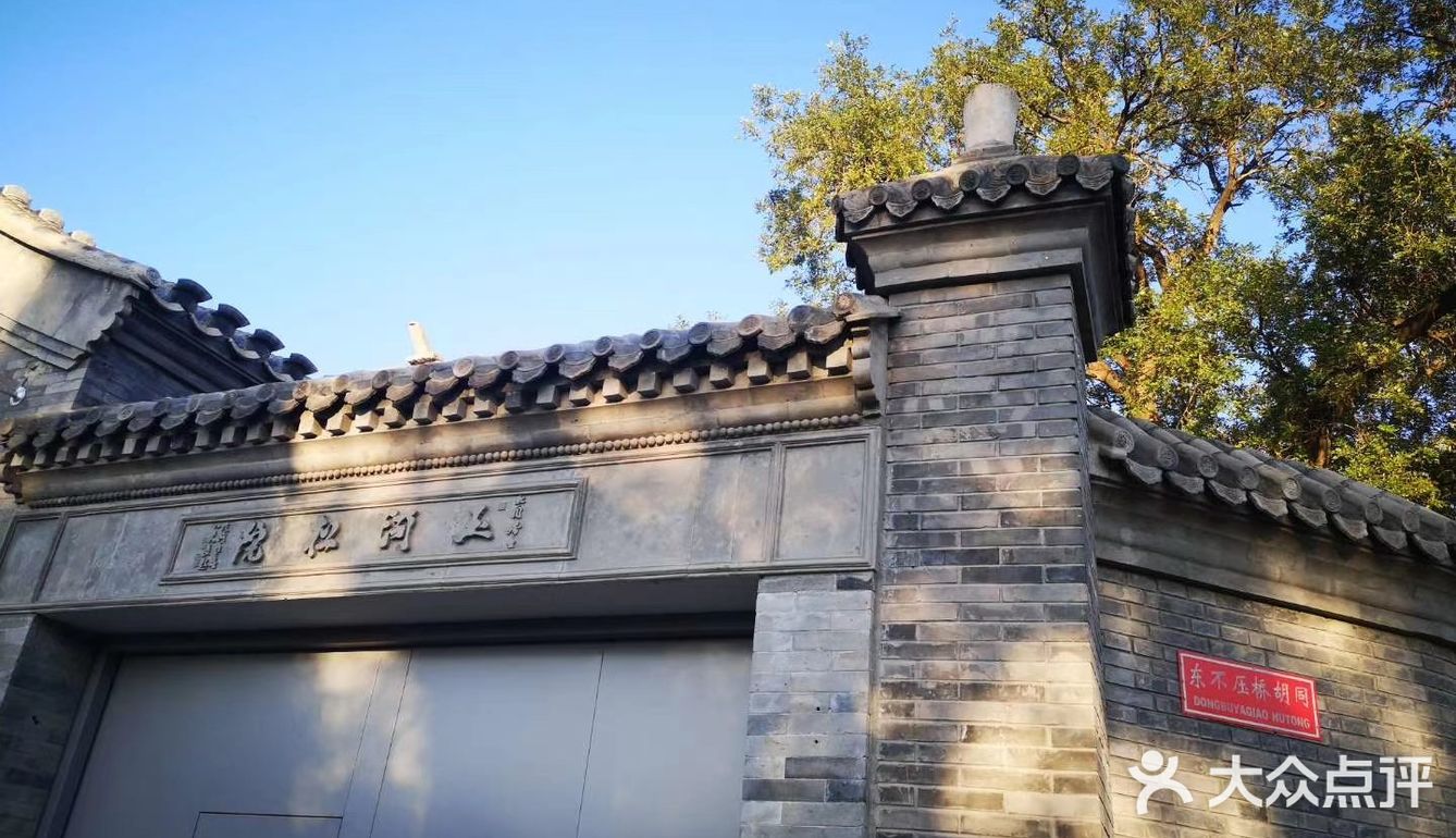 “春风不识字，何故乱翻书？”