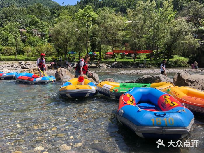 西岭峡谷漂流图片