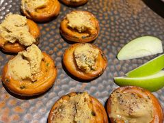 榛果焦糖鹅肝酱拌葱油饼-杭州西子湖四季酒店·金沙厅