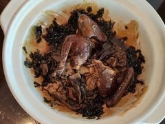 绍兴梅菜竹笋干煨童子鸽配芝麻饼-环球港凯悦 · 享悦中餐厅