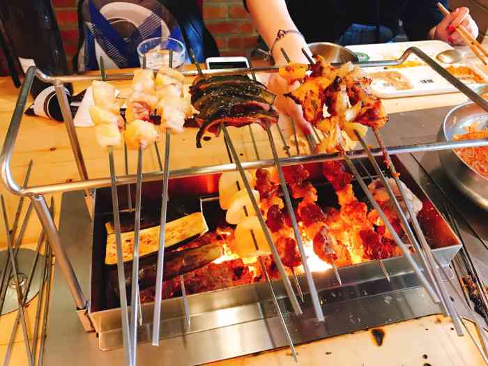 河坝烧烤串城(珲春店)-"环境服务都不错,就是位置有些偏.重点说菜.