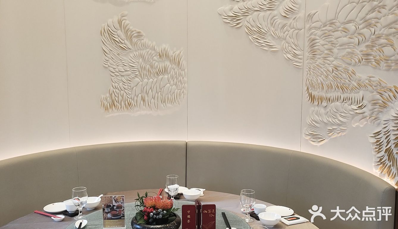 我们终于等到了机会得偿所愿。店面在广场中非常显眼