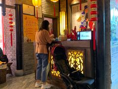 等位区-小龙坎老火锅(北京三里屯店)