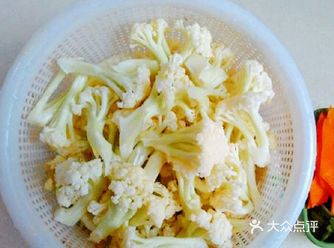 自制减肥菜谱 茄汁花菜 配料: 花菜一小棵、青椒一