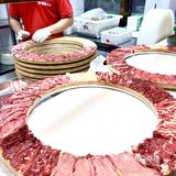 什么玩意❗❗这家火锅店把整头牛搬上餐桌❗