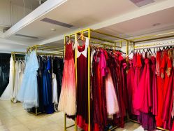 -月月婚纱礼服仓储店(王府井店)