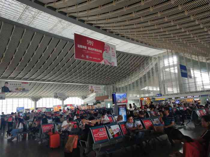 厦门北站候车区-"厦门火车北站地址位于集美区,整个车站外面.