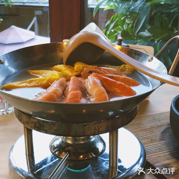 笋,腊肉,汤汁味道也不错。餐厅服务员还会及时来提示关火