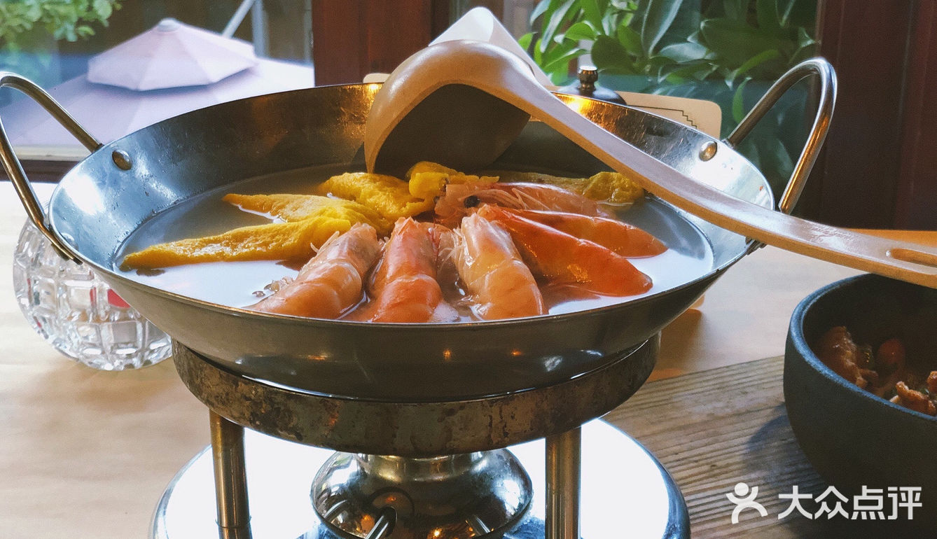 笋，腊肉，汤汁味道也不错。餐厅服务员还会及时来提示关火