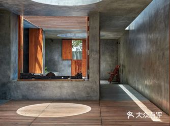 一方面材料上都使用IPS（印度本地石材）来提升空间的