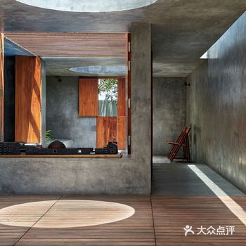 一方面材料上都使用IPS（印度本地石材）来提升空间的