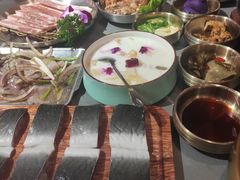 -围炉肉舍•炭烤活鳗•丹东海鲜烤肉(步行街店)