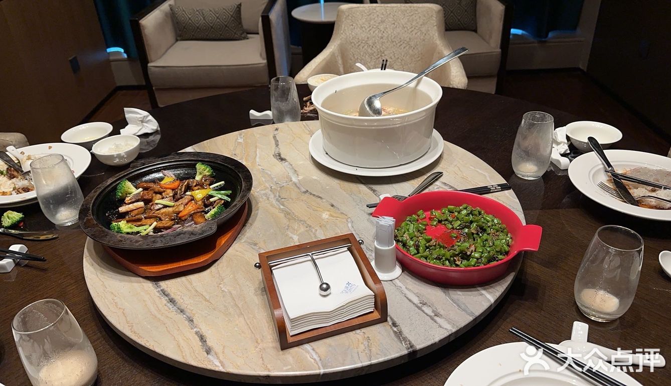 朋友介绍来了江夏最好的酒店里的中餐厅，餐厅在酒店二楼