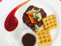 煎牛柳配黑胡椒汁，炒蔬菜-卡本妮法餐厅·北京和平宾馆