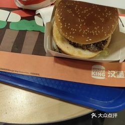 还是比较划算的相对来说,并不太贵,点的是份双人套餐,一份皇堡加一份