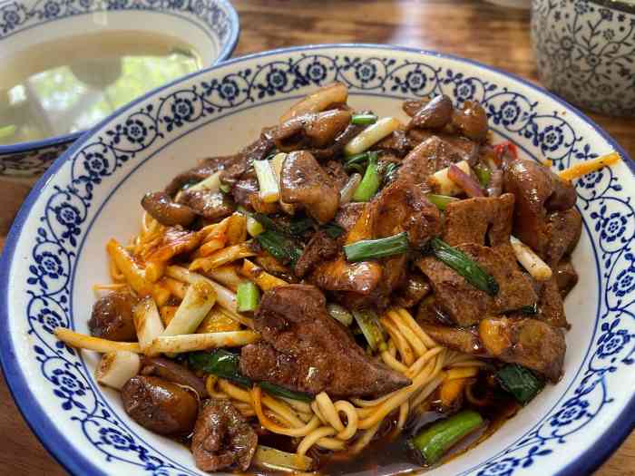 等到十一点点单的时候 腰花已经没有了 所以浇头选了猪肝和大肠 配上